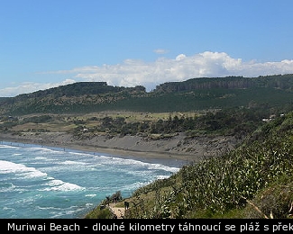 Muriwai Beach - dlouhé kilometry táhnoucí se pláž s překrásným pohledem na zelené kopce za ní..